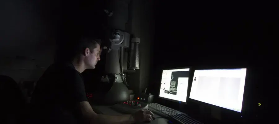researcher_performing_cryo-electron_microscopy_to_study_the_structure_of_single_proteins_at_high_resolution