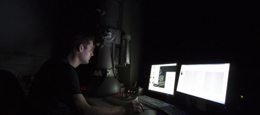 researcher_performing_cryo-electron_microscopy_to_study_the_structure_of_single_proteins_at_high_resolution