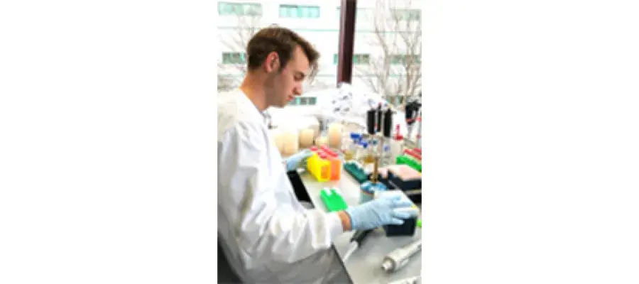Niels Wicke working in the lab.