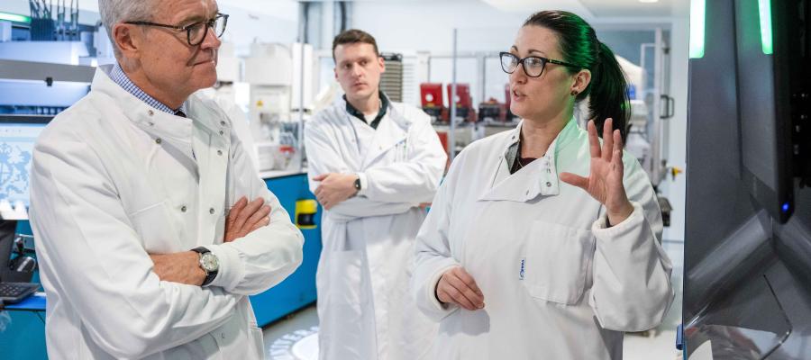 Lord Patrick Vallance visits Edinburgh Genome Foundry