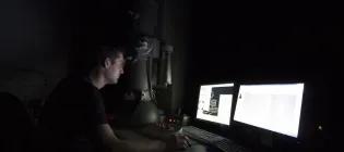 researcher_performing_cryo-electron_microscopy_to_study_the_structure_of_single_proteins_at_high_resolution