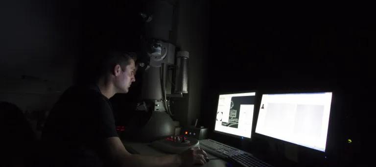 researcher_performing_cryo-electron_microscopy_to_study_the_structure_of_single_proteins_at_high_resolution