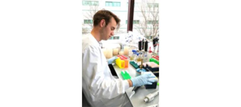 Niels Wicke working in the lab.