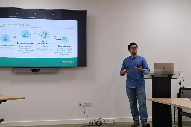 Image of Noel presenting