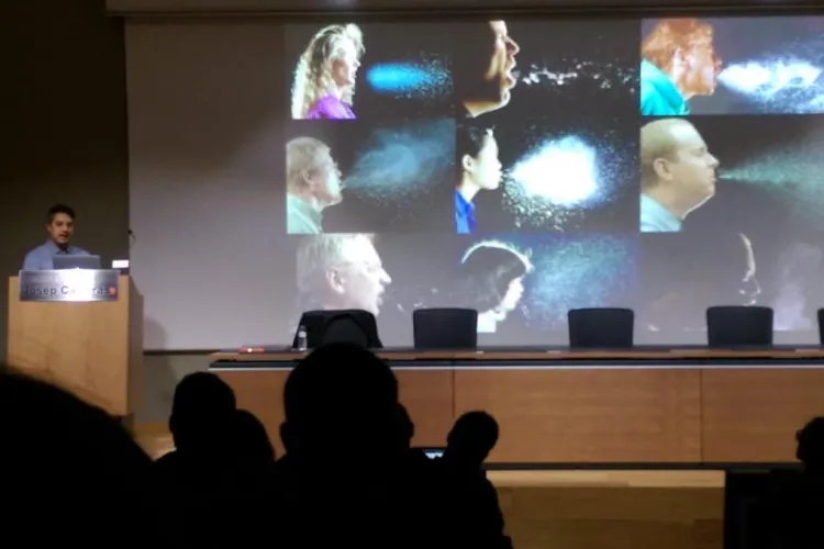 Pedro giving a talk at the Instituo de Recerca Josep Carreras 