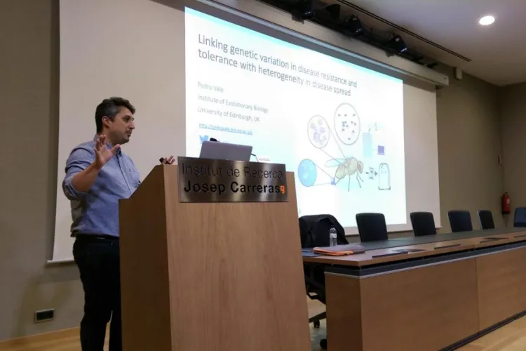 Pedro giving a talk at the Instituo de Recerca Josep Carreras 