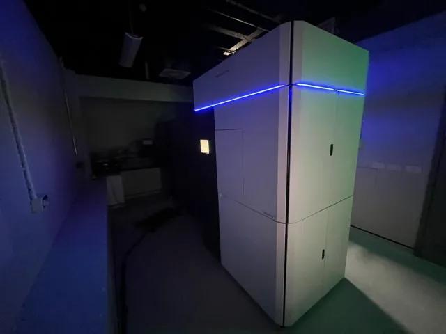 photo of a cryo EM in a room
