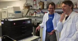 Photo of Sander and Rob van Nuse beside the Vari-X-link, whilst Rob explains how it works