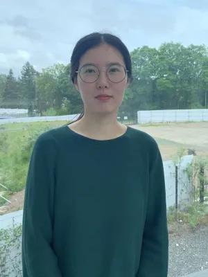 Picture of Su Ryeon with green space in the background.