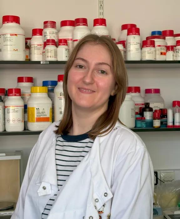 Photo of Aneta Jaroskova in the lab