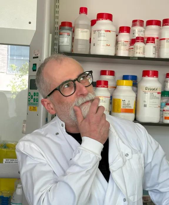 Photo of Jose de las Heras in the lab