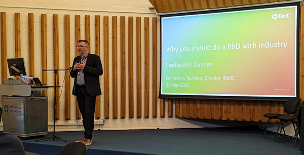 Photo of Ian Archer presenting in front of a screen at EASTBIO Research Experience Placements Induction - Dundee, 22 May 2023